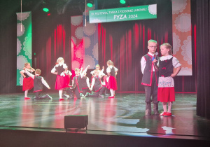 Dzieci tańcza do utworu "Szewiec".