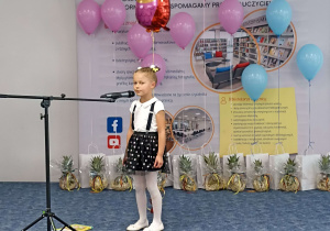 Michalina recytuje wiersz „Sowa” Jana Brzechwy.