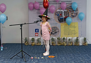 Zuzia recytuje wiersz „Wiosenny czarodziej” Doroty Gellner.