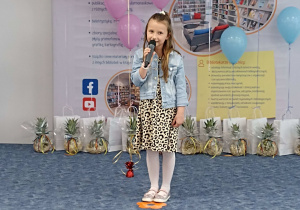 Maja recytuje wiersz „Samochwała” Jana Brzechwy.