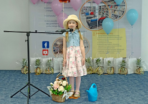 Laura recytuje wiersz „W ogródku” Doroty Gellner.