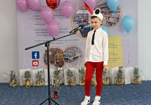 Fabian recytuje wiersz „Boćki i żaby” Barbary Stefanii Kossuth.