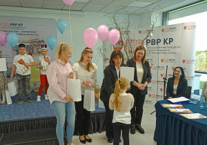 Wręczanie dyplomów i upominków.