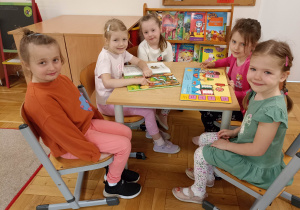 Dziewczynki oglądają książki.