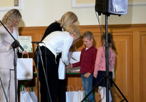Dzieci otrzymują dyplomy i upominki.