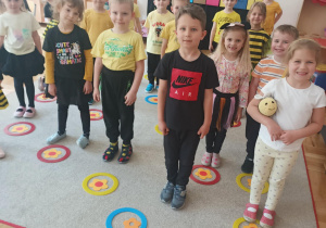 Zabawa ruchowa związana z obchodzonym świętem.