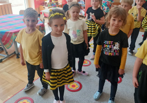Zabawa ruchowa związana z obchodzonym świętem.