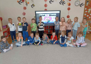Dzieci przesyłają buziaki z okazji „Dnia Mamy”.