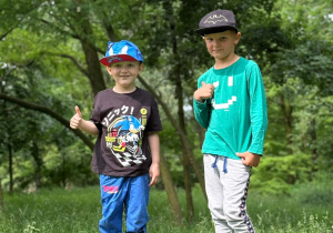 Zadowolone przedszkolaki w pobliskim parku.