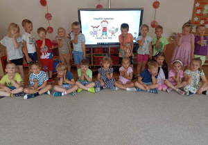 Dzieci przesyłają buziaki z okazji „Dnia Taty”.