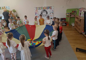 Zabawy z chustą.