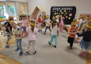 Kropkowy taniec.