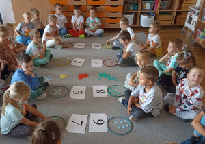 Pierwsza grupa dzieci bierze udział w zabawie matematycznej „Ile kropek?”.