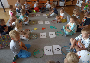 Druga grupa dzieci bierze udział w zabawie matematycznej „Ile kropek?”.