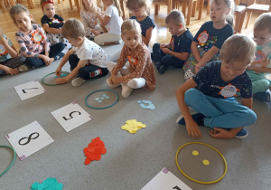 Czwarta grupa dzieci bierze udział w zabawie matematycznej „Ile kropek?”.