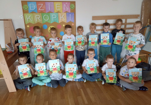 Chłopcy wykonują wykonane prace plastyczne.