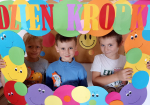 Filip M., Staś i Wiktor J. pozują do okolicznościowego zdjęcia.