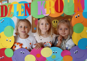 Gabrysia, Laura i Zuzia pozują do okolicznościowego zdjęcia.