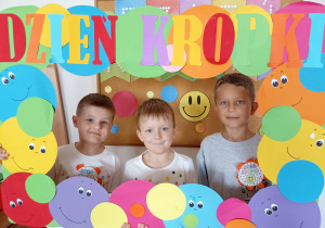 Szymon, Adam Z., i Antek pozują do okolicznościowego zdjęcia.