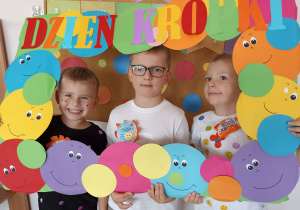 Igor, Kacper O. i Kacper J. pozują do okolicznościowego zdjęcia.