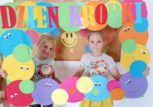 Hania K. i Amelia pozują do okolicznościowego zdjęcia.