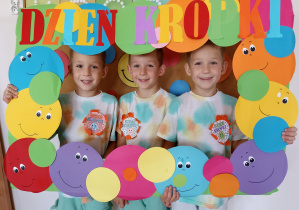 Adam K., Filip K. i Patryk pozują do okolicznościowego zdjęcia.