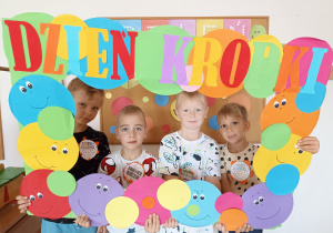 Olek, Wiktor W., Leonard i Julek pozują do okolicznościowego zdjęcia.