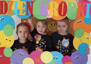 Ania, Maja i Hania K. pozują do okolicznościowego zdjęcia.
