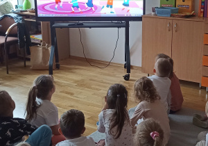Dzieci oglądają okolicznościowy film edukacyjny.