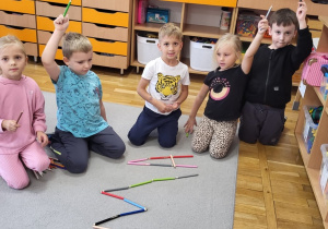 Dzieci bawią się literami.