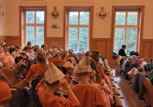 Dzieci siadają na widowni.