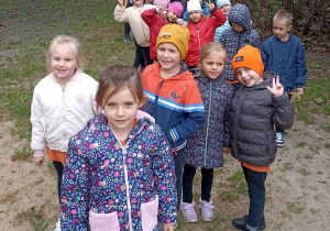 Przedszkolaki podczas spaceru po Parku Miejskim.