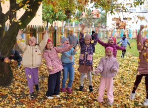 Jesienne zabawy liśćmi w ogrodzie przedszkolnym