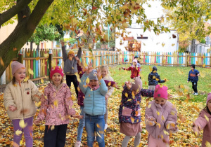 Zabawy w ogrodzie przedszkolnym.