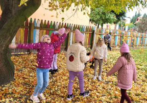 Zabawy w ogrodzie przedszkolnym.