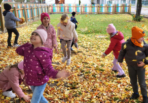 Zabawy w ogrodzie przedszkolnym.