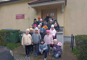 Wspólne zdjęcie przed wejściem do biblioteki.