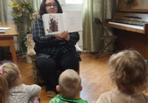 Pani Aneta pokazuje dzieciom ilustrację czytanej książki.