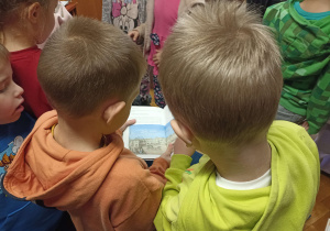 Przedszkolaki oglądają książkę o Fryderyku Chopinie.