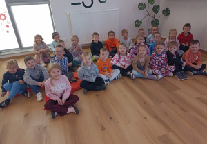 Wspólne zdjęcie dzieci w Strefie Odkrywania, Wyobraźni i Aktywności.