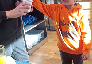 Zabawa „Zgadnij, czego dotykasz?”.