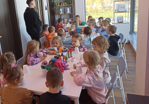 Praca plastyczna przy stolikach.