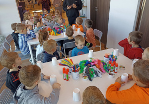 Praca plastyczna przy stolikach.