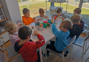 Praca plastyczna przy stolikach.