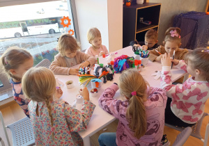 Praca plastyczna przy stolikach.