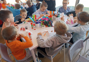 Praca plastyczna przy stolikach.