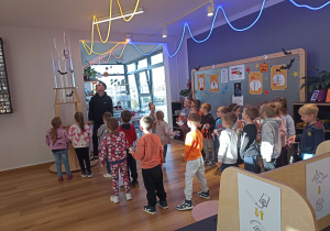 Zabawa z motywem halloweenowym.