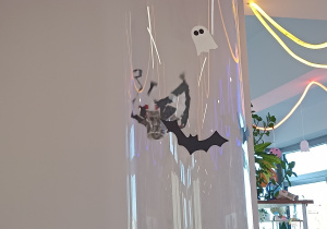 Zabawa z motywem halloweenowym.