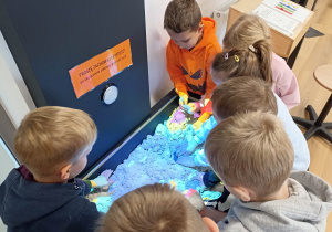 Zabawy i doświadczenia w przestrzeni interaktywnej.