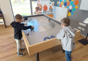 Zabawy i doświadczenia w przestrzeni interaktywnej.